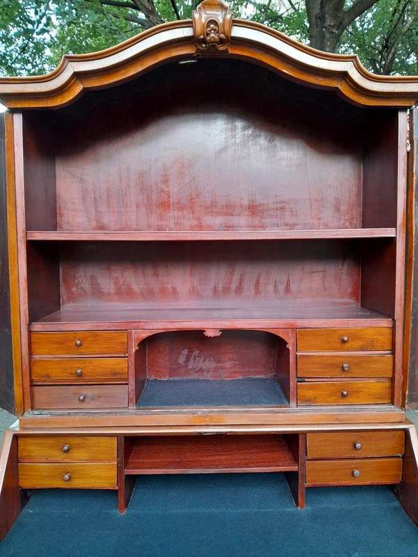 An Early 19th Century Walnut Inlaid Bureau / Secretaire / Bookcase