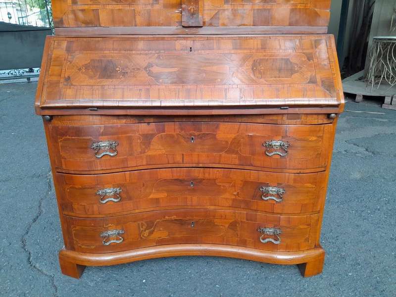 An Early 19th Century Walnut Inlaid Bureau / Secretaire / Bookcase