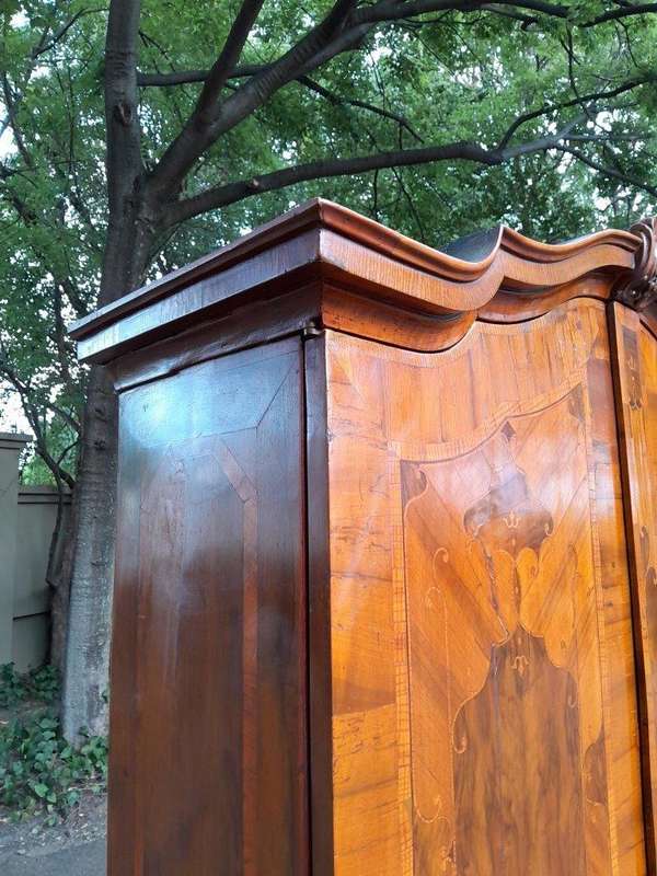 An Early 19th Century Walnut Inlaid Bureau / Secretaire / Bookcase