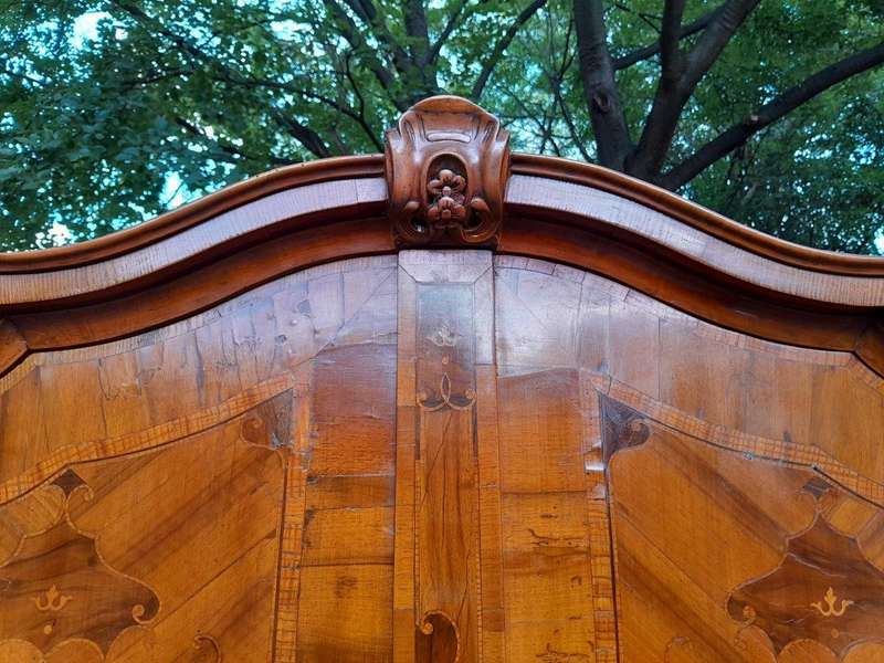 An Early 19th Century Walnut Inlaid Bureau / Secretaire / Bookcase
