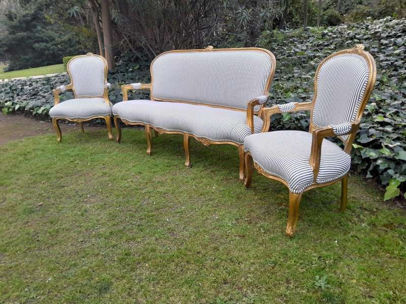 A 20TH Century French-style Carved and Giltwood Settee and a Pair of Armchairs upholsterd in a Co...