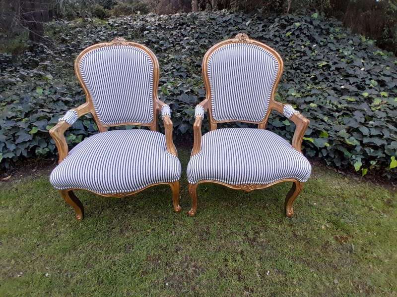A 20TH Century French-style Carved and Giltwood Settee and a Pair of Armchairs upholsterd in a Co...