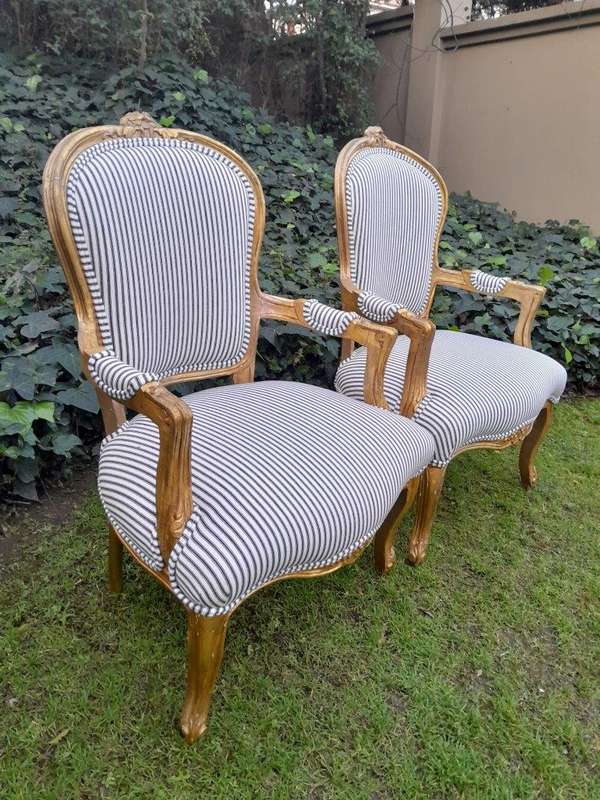 A 20TH Century French-style Carved and Giltwood Settee and a Pair of Armchairs upholsterd in a Co...