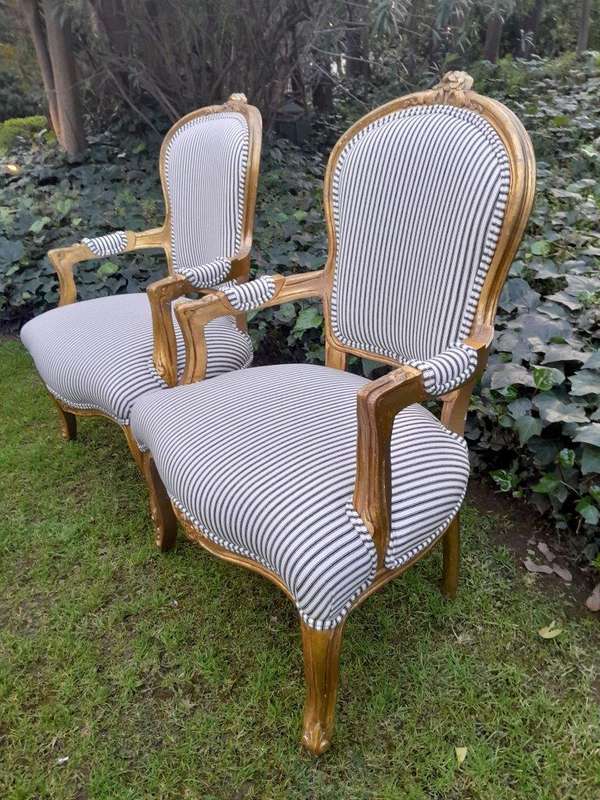 A 20TH Century French-style Carved and Giltwood Settee and a Pair of Armchairs upholsterd in a Co...
