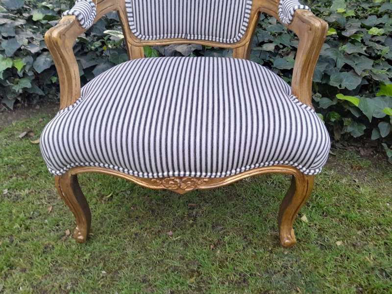 A 20TH Century French-style Carved and Giltwood Settee and a Pair of Armchairs upholsterd in a Co...
