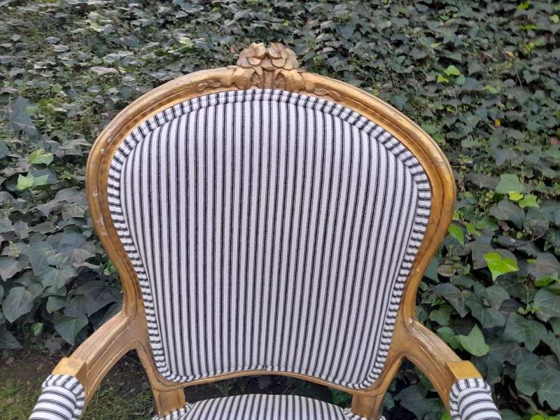 A 20TH Century French-style Carved and Giltwood Settee and a Pair of Armchairs upholsterd in a Co...