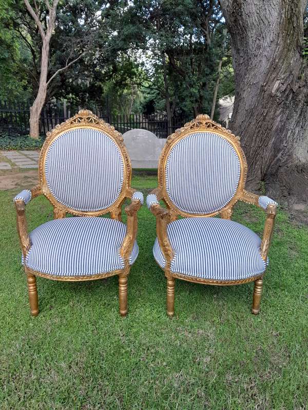 A 20th Century French Style Ornately Carved and Gilded Set Of Settee And a Pair Of Armchairs Upho...