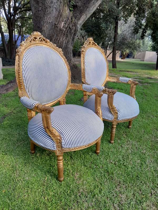 A 20th Century French Style Ornately Carved and Gilded Set Of Settee And a Pair Of Armchairs Upho...