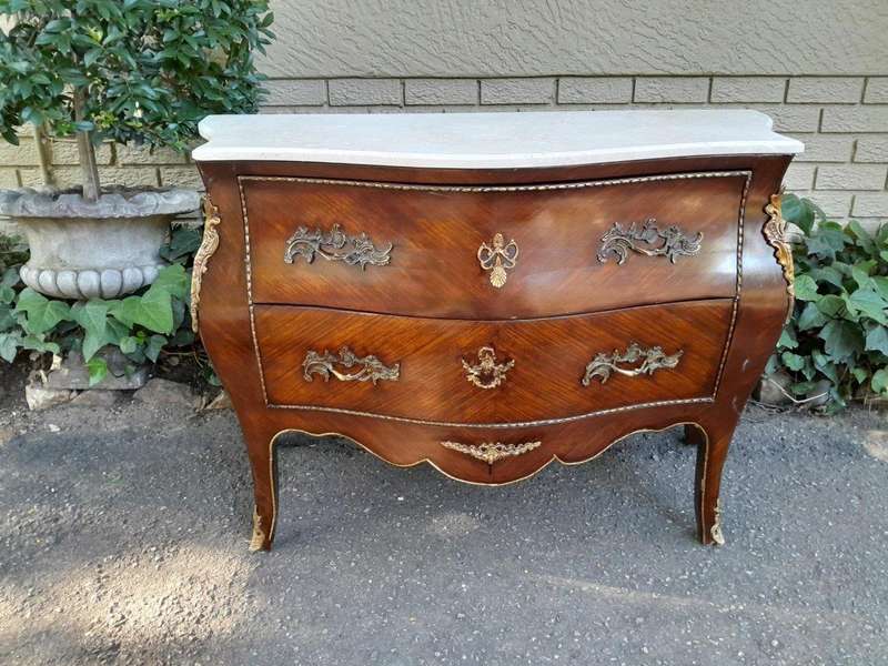A 20TH Century French Style Mahogany Bombe Commode / Chest Of Drawers