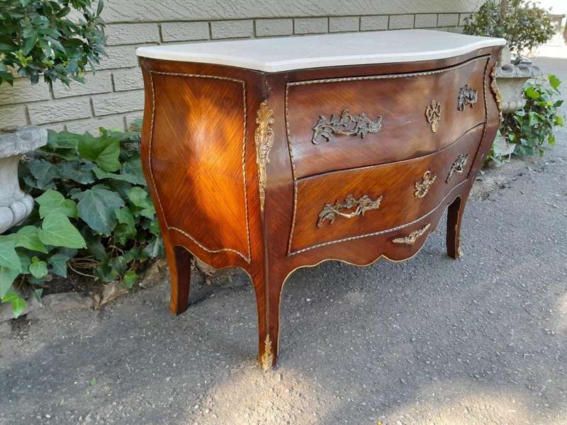 A 20TH Century French Style Mahogany Bombe Commode / Chest Of Drawers