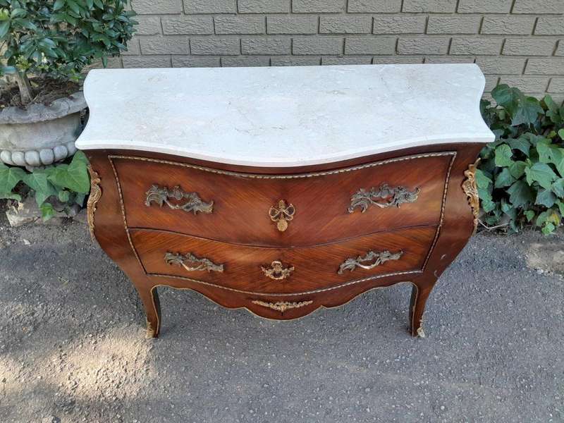 A 20TH Century French Style Mahogany Bombe Commode / Chest Of Drawers