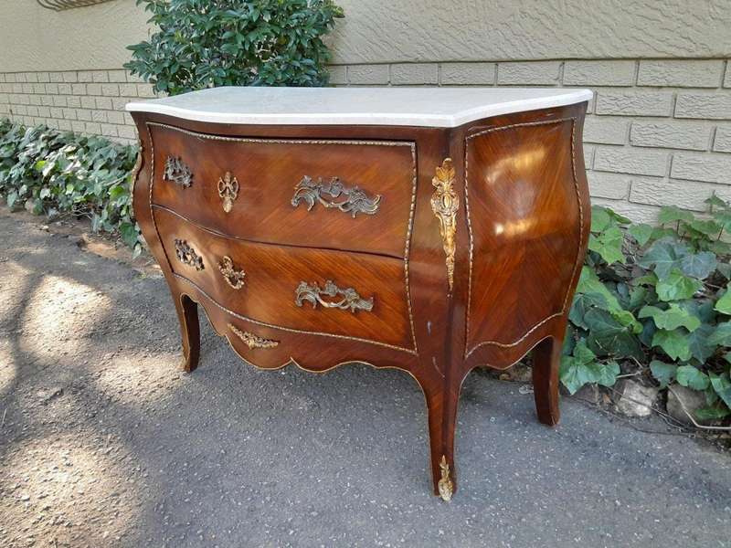 A 20TH Century French Style Mahogany Bombe Commode / Chest Of Drawers