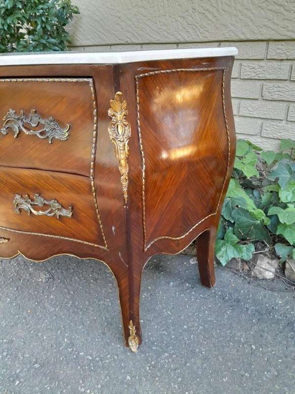 A 20TH Century French Style Mahogany Bombe Commode / Chest Of Drawers