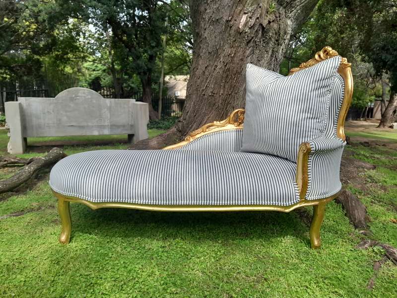 A French Style Ornately Carved Chaise / Chaise Lounge / Sofa Upholstered in a Contemporary Fabric...