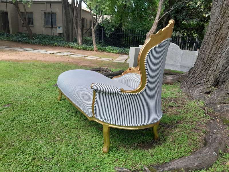 A French Style Ornately Carved Chaise / Chaise Lounge / Sofa Upholstered in a Contemporary Fabric...