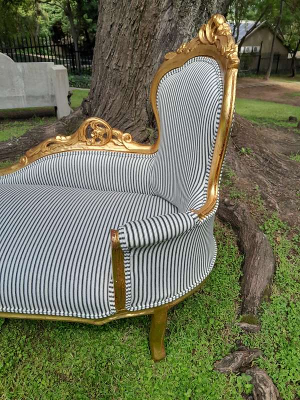 A French Style Ornately Carved Chaise / Chaise Lounge / Sofa Upholstered in a Contemporary Fabric...