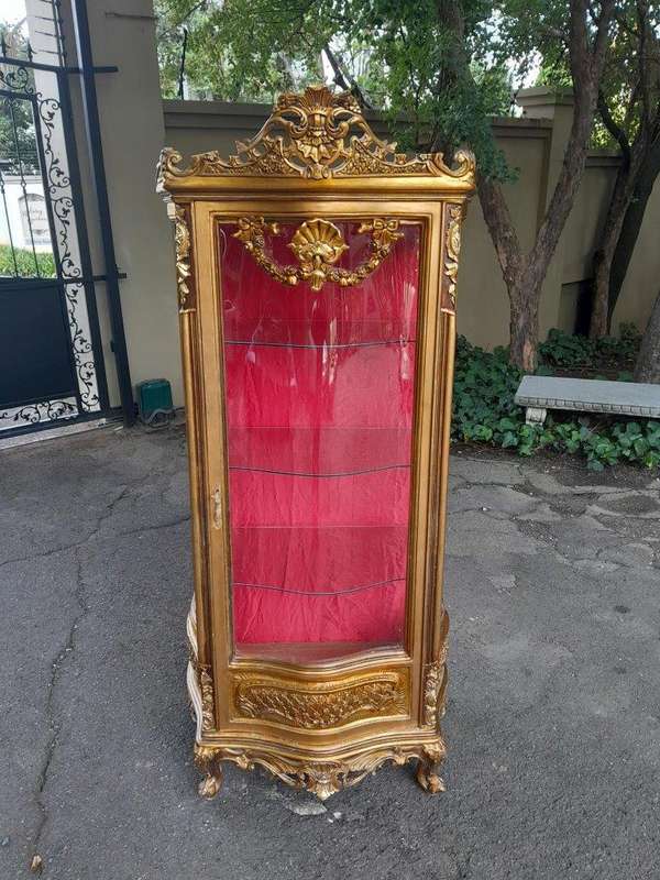 A 20th Century French Style Carved & Gilded Display Cabinet / Vitrine