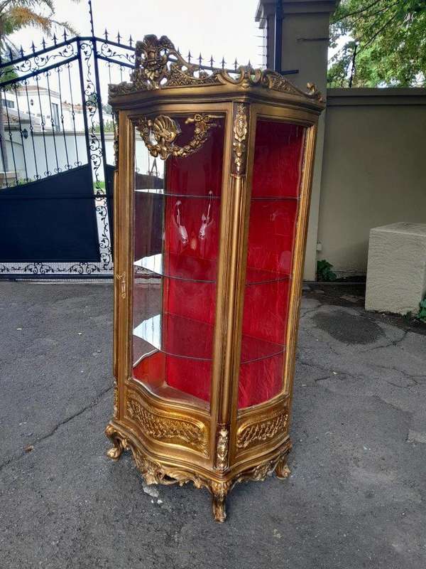 A 20th Century French Style Carved & Gilded Display Cabinet / Vitrine
