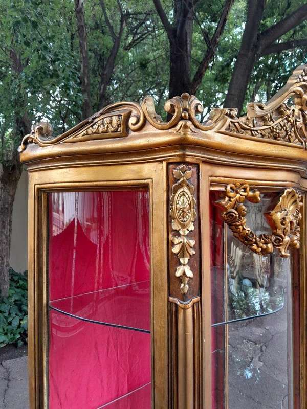A 20th Century French Style Carved & Gilded Display Cabinet / Vitrine