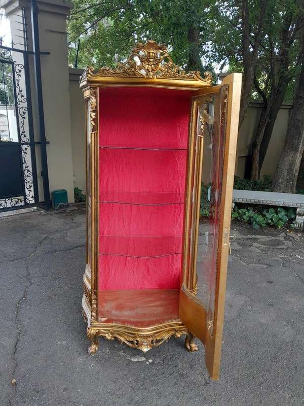 A 20th Century French Style Carved & Gilded Display Cabinet / Vitrine
