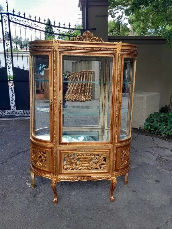 A 20th Century French Style Carved & Gilded Display Cabinet / Vitrine