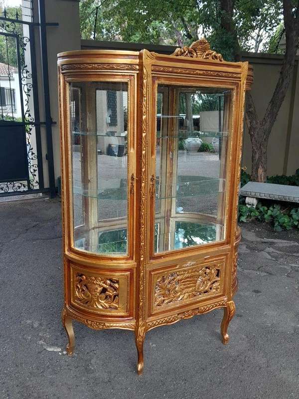 A 20th Century French Style Carved & Gilded Display Cabinet / Vitrine