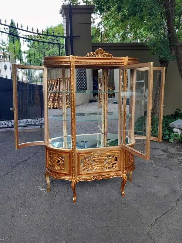 A 20th Century French Style Carved & Gilded Display Cabinet / Vitrine