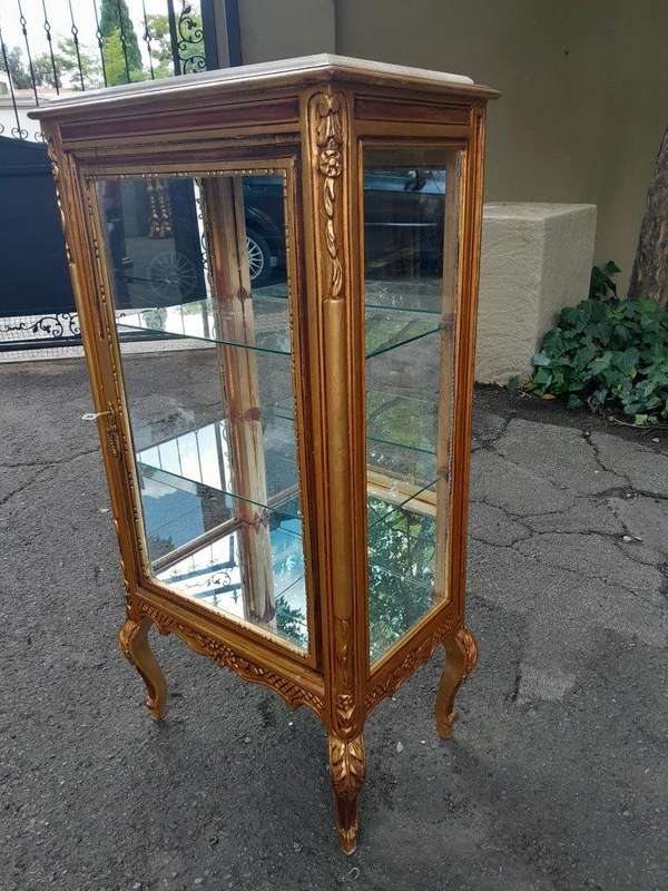 A French Style Pair of Gilded Display Cabinets / Vitrines with Marble Tops