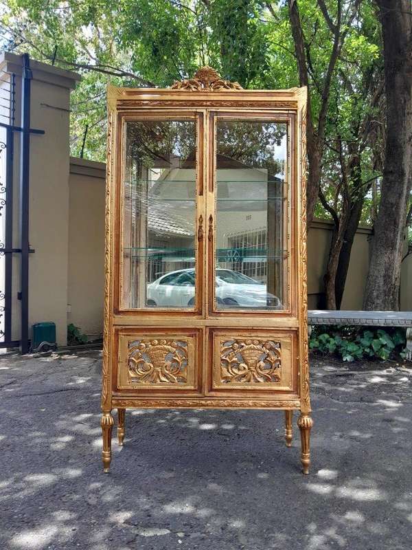A 20th Century French Style Carved & Gilded Display Cabinet / Vitrine