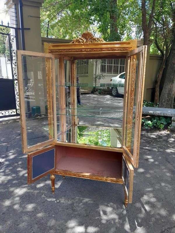 A 20th Century French Style Carved & Gilded Display Cabinet / Vitrine