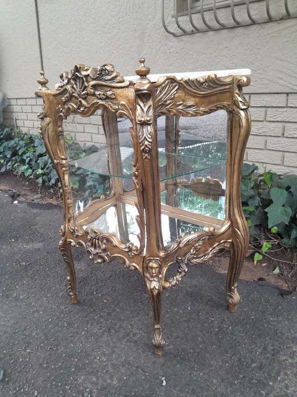 A 20th Century Ornate French Style Carved & Gilded Display Cabinet / Vitrine with Marble Top