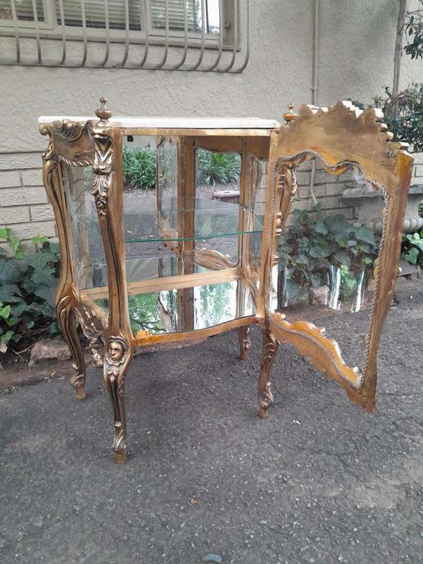 A 20th Century Ornate French Style Carved & Gilded Display Cabinet / Vitrine with Marble Top