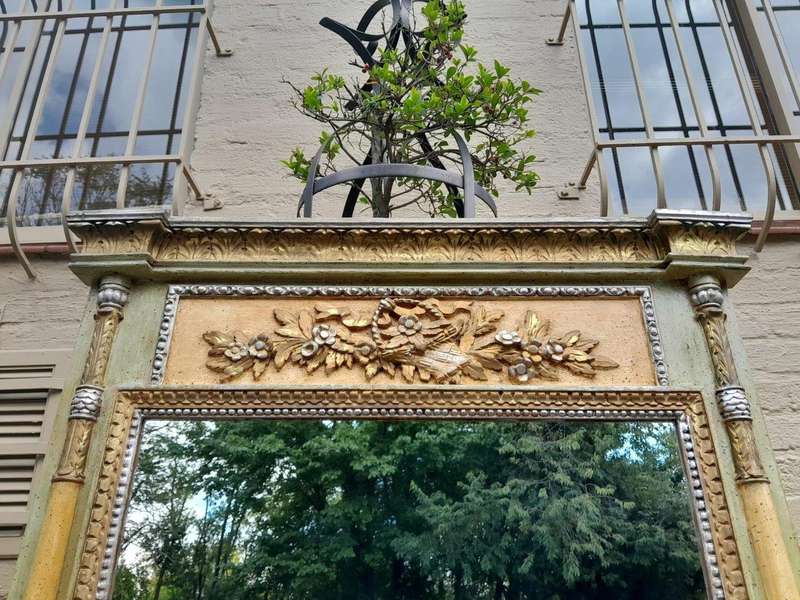 A 20th Century French Style Carved Giltwood Mirror