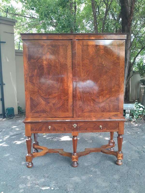 An Exceptional 18th Century Circa 1710 Dutch William and Mary Cabinet on Stand. Olive Oyster with...