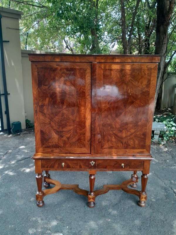 An Exceptional 18th Century Circa 1710 Dutch William and Mary Cabinet on Stand. Olive Oyster with...