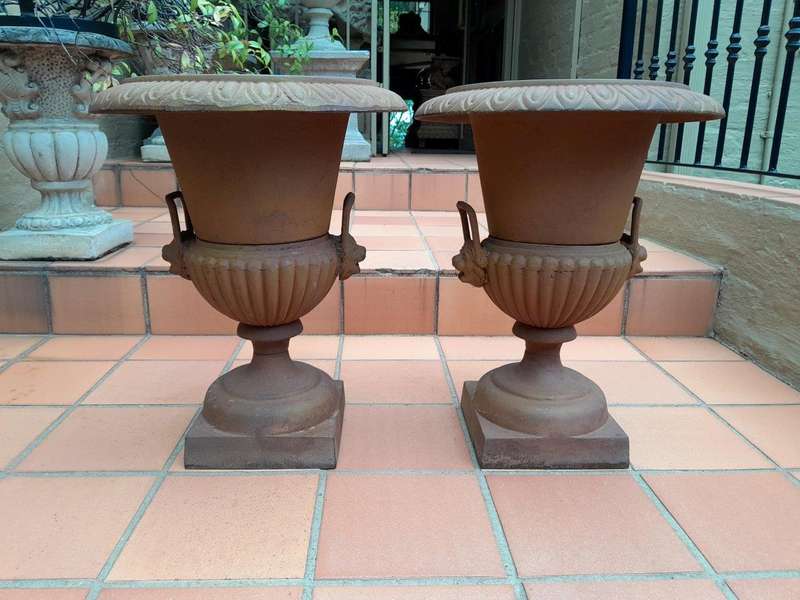 A 20TH Century French Pair of Cast Iron Urns with Handles (19,2kg)