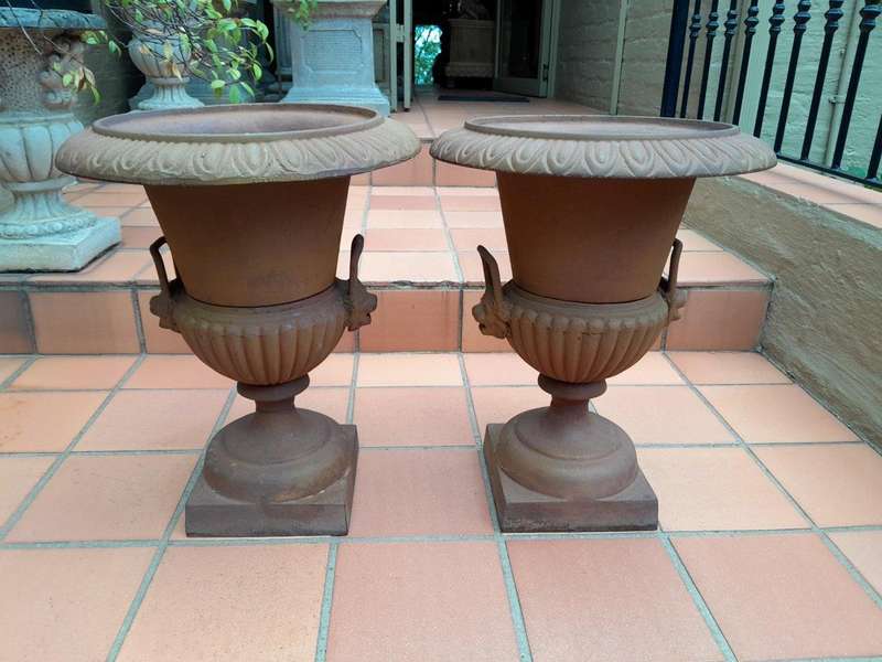 A 20TH Century French Pair of Cast Iron Urns with Handles (19,2kg)