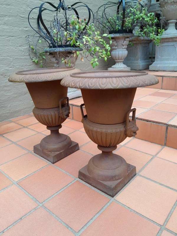 A 20TH Century French Pair of Cast Iron Urns with Handles (19,2kg)