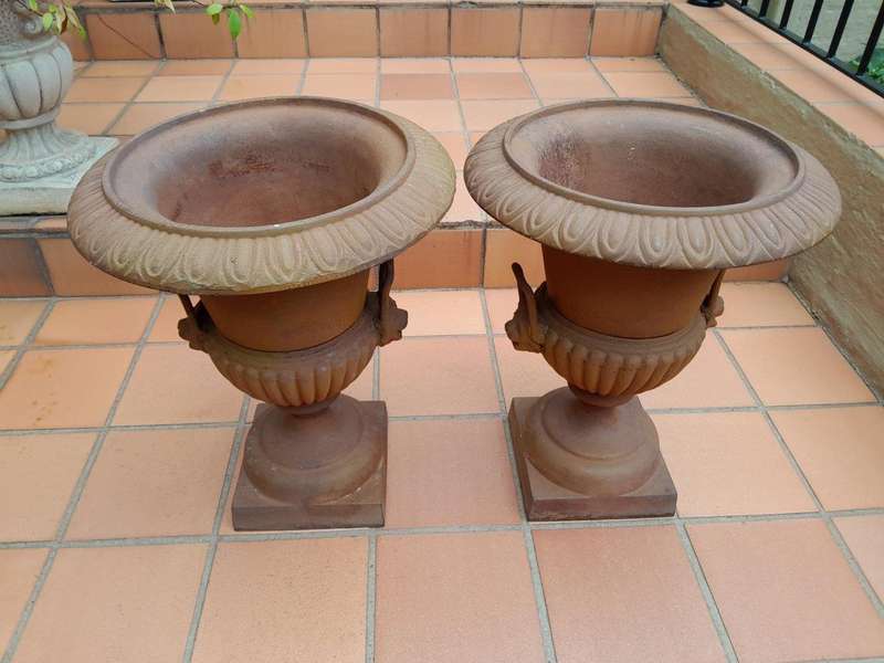 A 20TH Century French Pair of Cast Iron Urns with Handles (19,2kg)