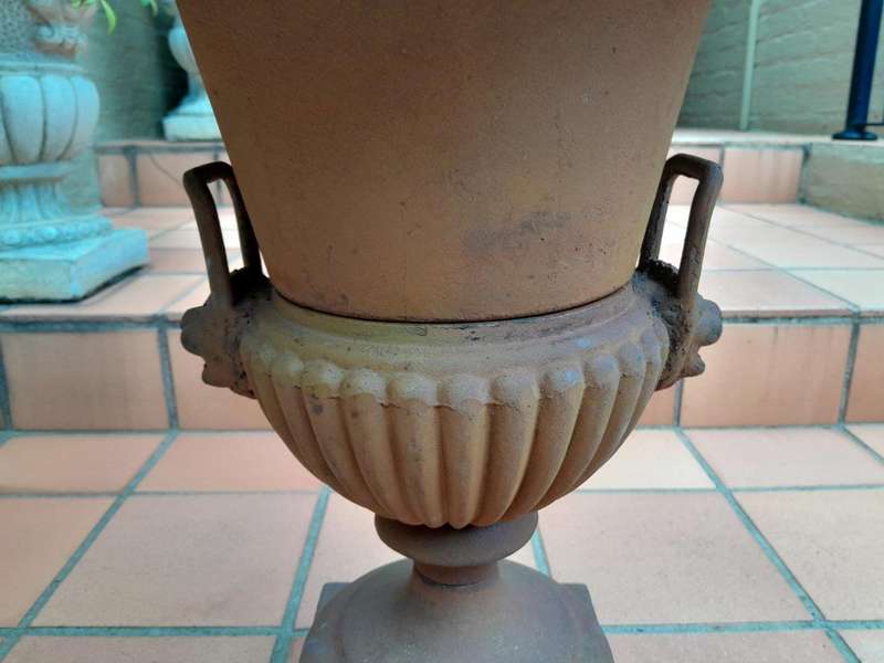 A 20TH Century French Pair of Cast Iron Urns with Handles (19,2kg)