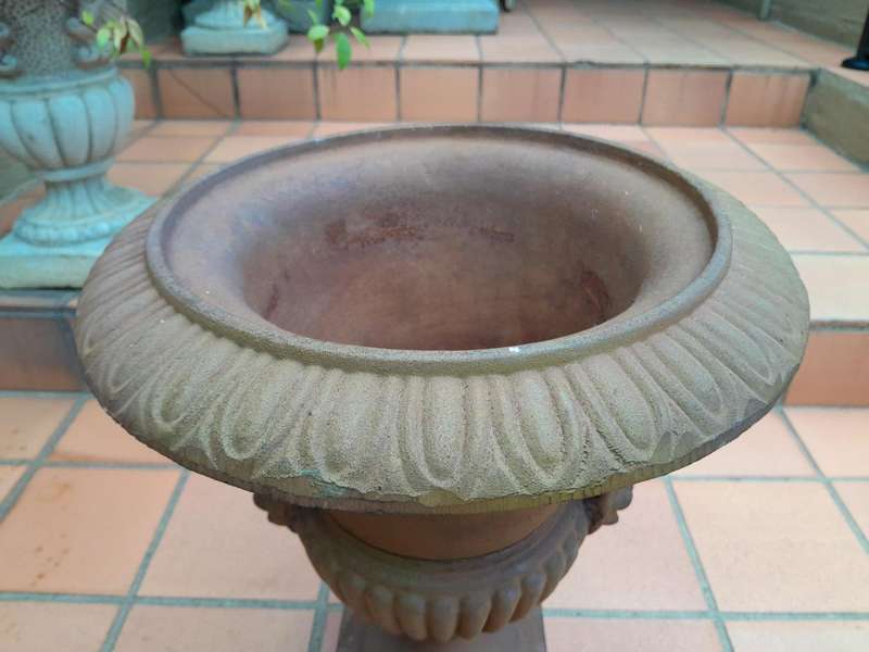 A 20TH Century French Pair of Cast Iron Urns with Handles (19,2kg)