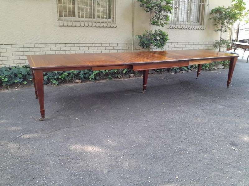 An Antique Edwardian Mahogany and Inlaid Dining Extension Table