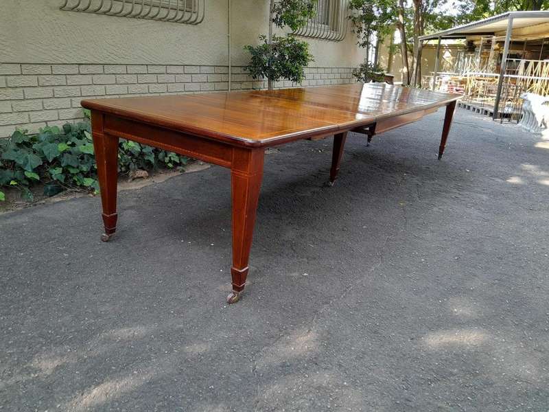 An Antique Edwardian Mahogany and Inlaid Dining Extension Table