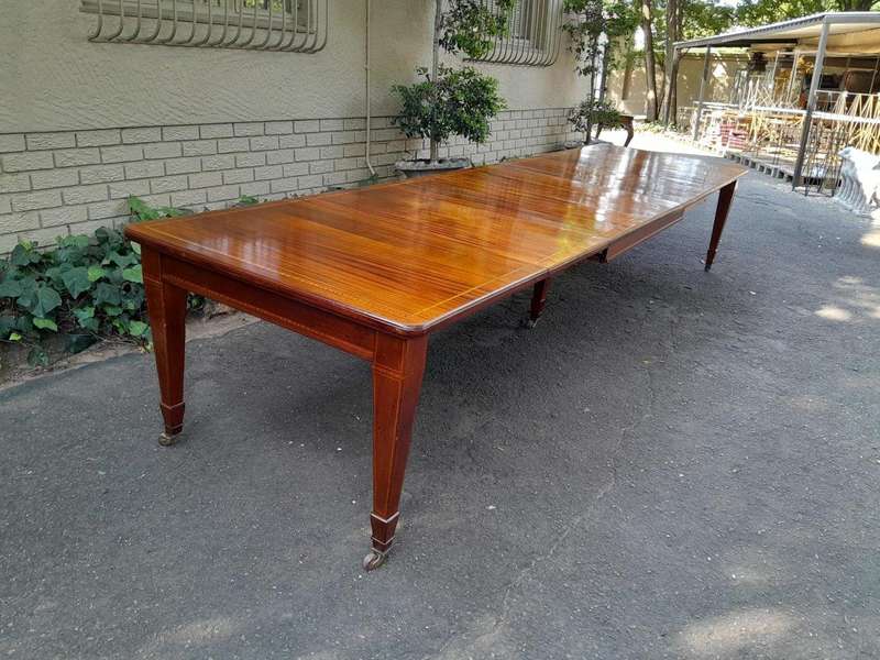 An Antique Edwardian Mahogany and Inlaid Dining Extension Table