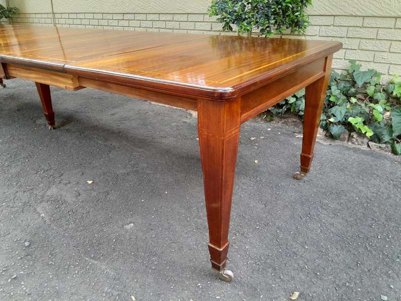 An Antique Edwardian Mahogany and Inlaid Dining Extension Table