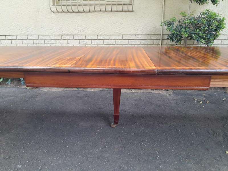 An Antique Edwardian Mahogany and Inlaid Dining Extension Table