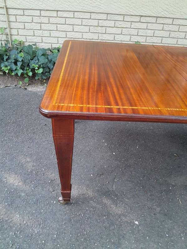 An Antique Edwardian Mahogany and Inlaid Dining Extension Table