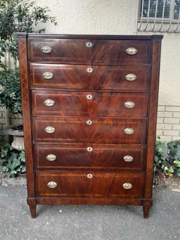 A 19th Century Victorian Flame Mahogany and Inlaid Chest of Drawers