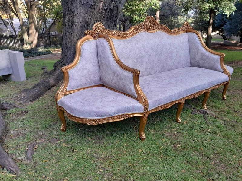 A 20th Century French Style Gilt Wood Large Conversation Settee