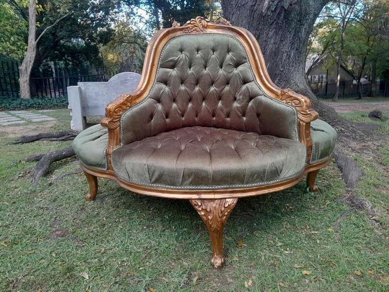 A 20th Century French Style Circular Gilt Wood Conversation Settee